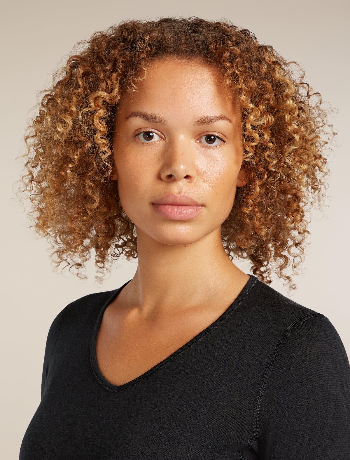 Women's Merino 200 Oasis Long Sleeve V Neck Thermal Top Black - 9